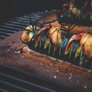 Rookplank Western Red Ceder | hasselback courgette | Rookplankje.nl