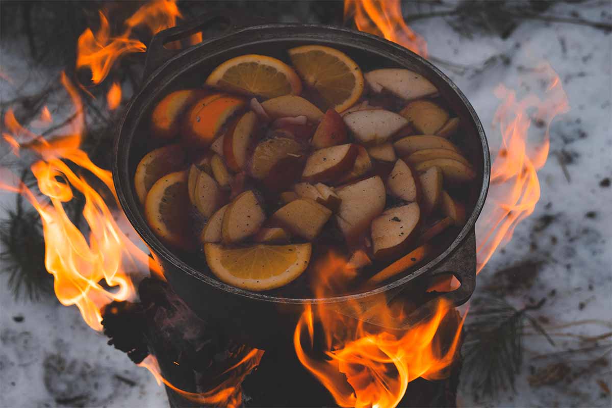 Gietijzeren Dutch Oven boven open vuur