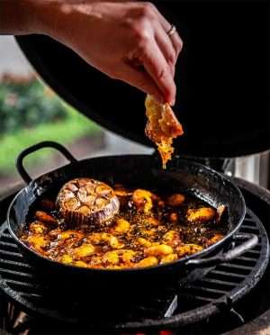 Sfeerafbeelding | Forged Fry Pan Steel handvatten op kamado
