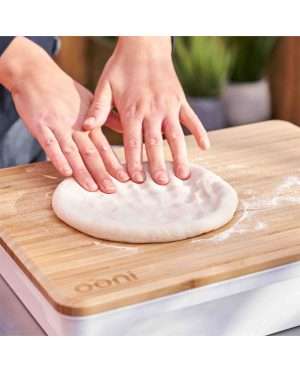 Sfeerafbeelding | Ooni Pizza Prep deksel op pizzakrat met pizzadeeg