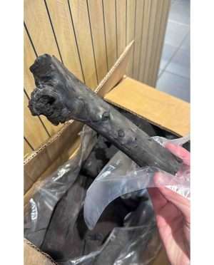 Voorbeeld brok The Charcoal Company - Lychee houtskool 10 kg
